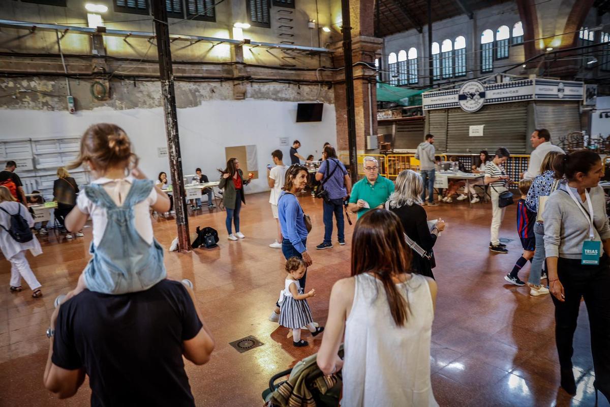 Jornada electoral en el mercado de Galvany de Barcelona