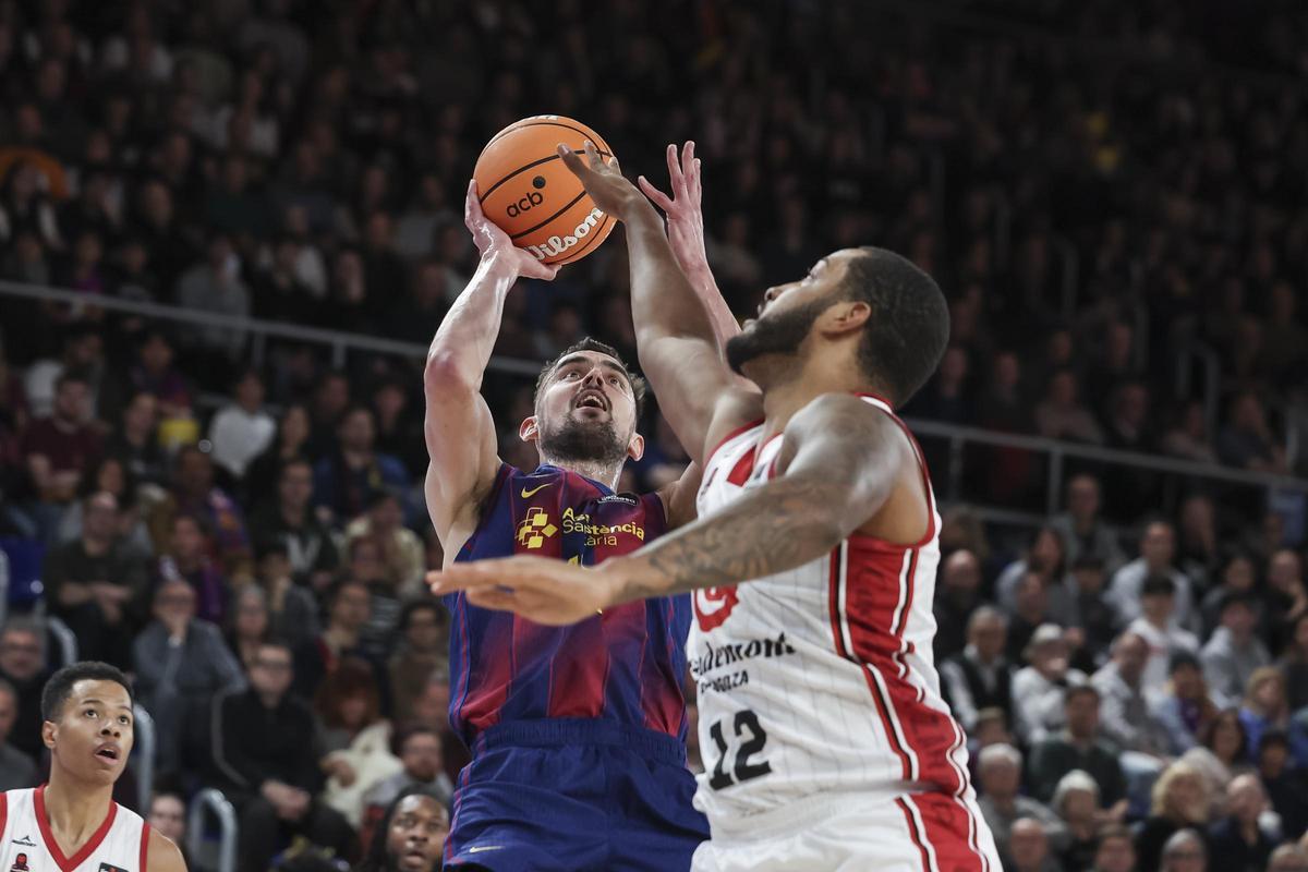 Joel Soriano defiende a Tomas Satoransky.
