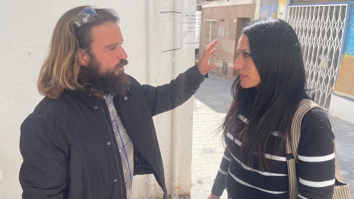 Riera conversa con Paola, una de las vecinas que se acercó a felicitarle