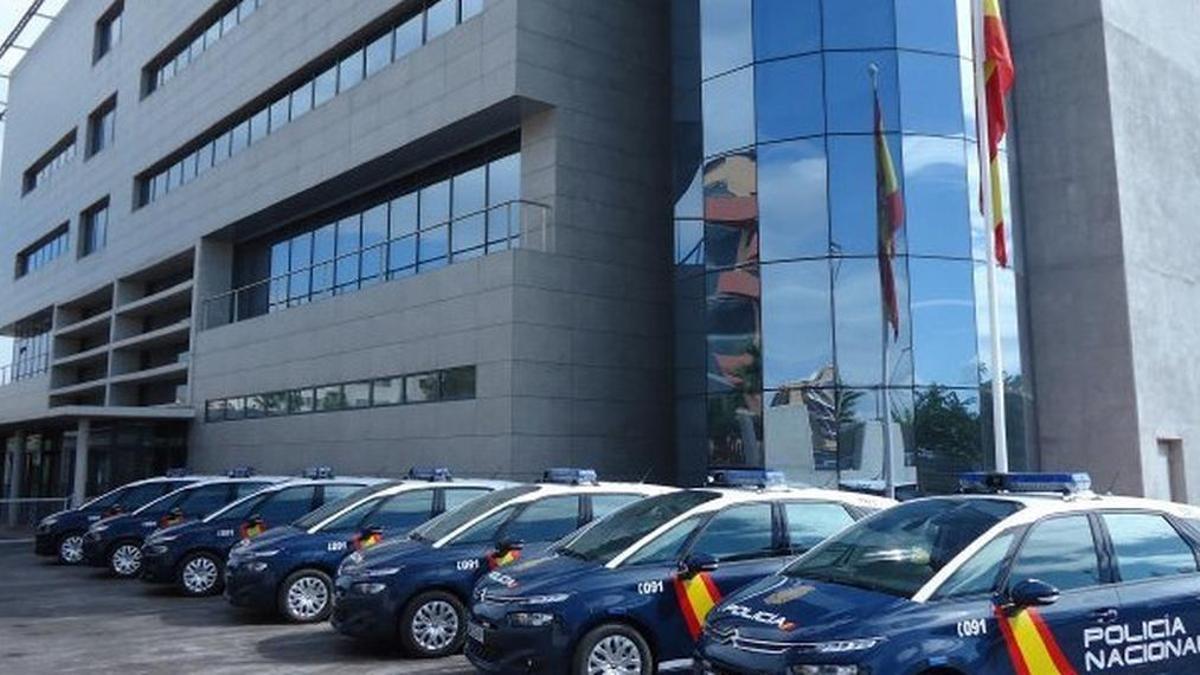 Vehículos policiales en la comisaría de Castellón.