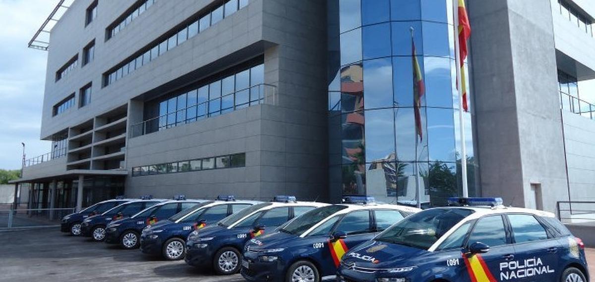 Vehículos policiales en la comisaría de Castellón.