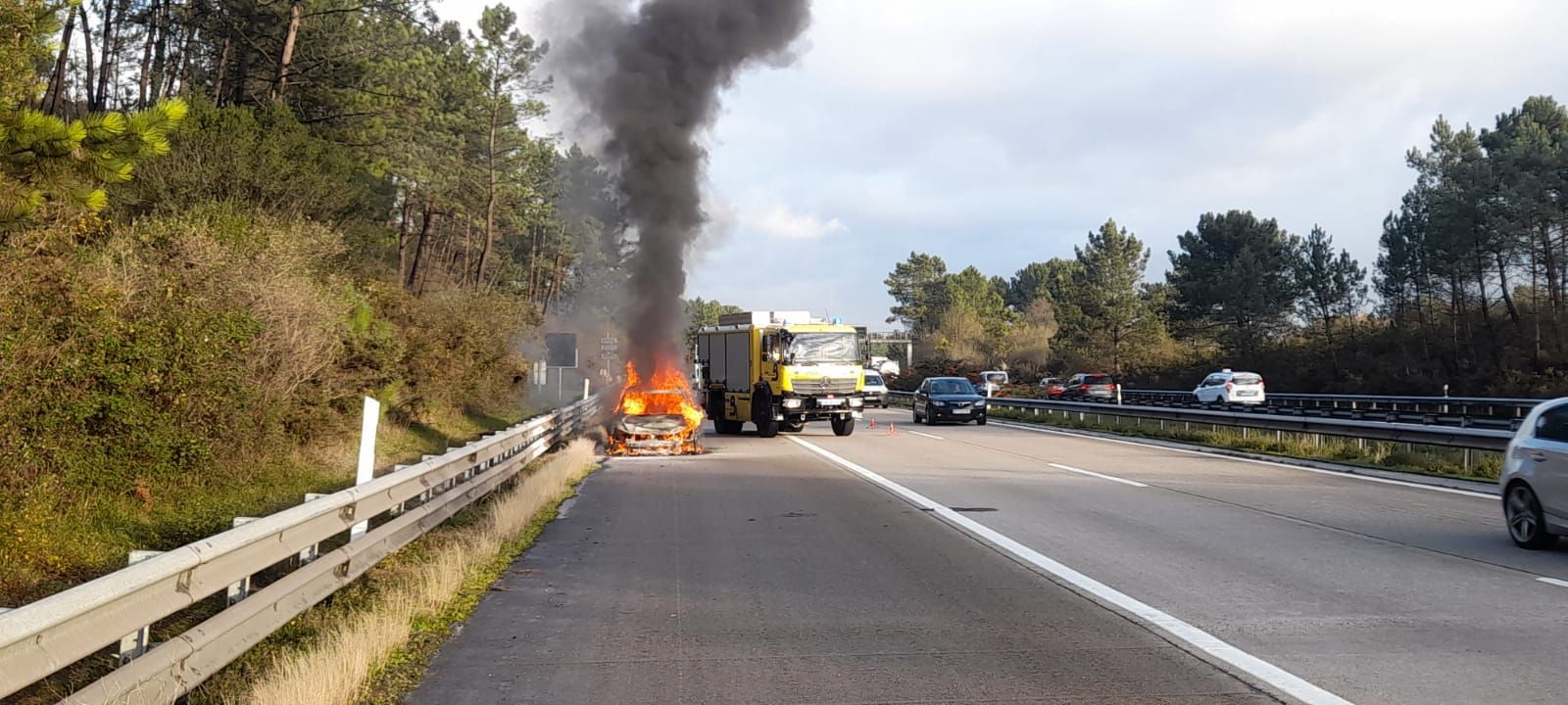 EN IMÁGENES: El incendio de un coche genera retenciones en la "Y"