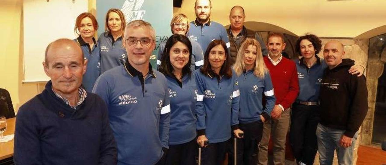 Detrás, María Luz Gómez, Elena Fernández, María Vázquez, César Roza y Antonio García. Delante, Juan Carlos (paciente), Rafael Castro, Amalia Arango, María José Villanueva, Salomé Morán, Benjamín (paciente), Tatiana Cuartas y José Ramón Fernández, ayer, en el Club LA NUEVA ESPAÑA de Avilés.