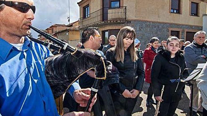 El sonido de la gaita acompañó una parte del acto, al que sucedió un minuto de silencio.