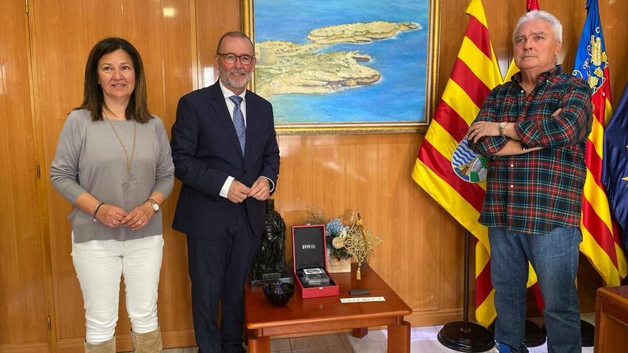 El artista Antonio Cañadas dona al Ayuntamiento El Campello su lienzo “l’Illeta”