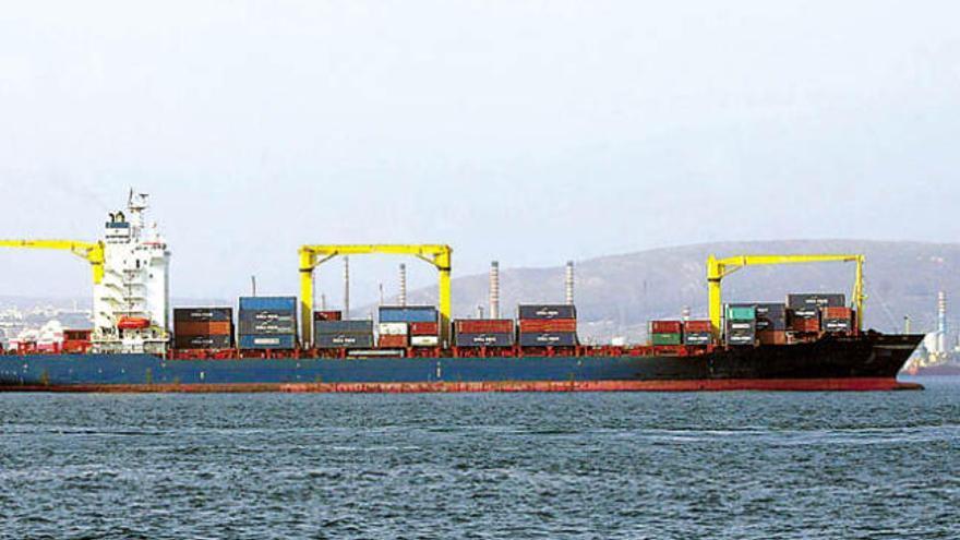 El mercante &#039;Vitality&#039; ayer en la bahía de Algeciras (Cádiz).