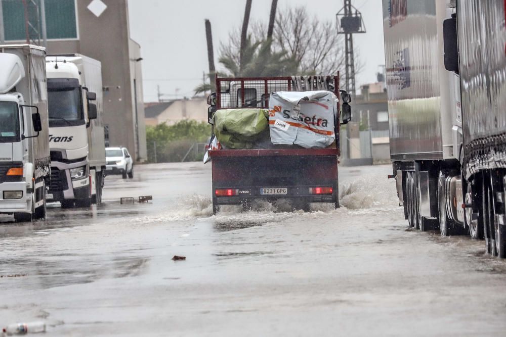 Las lluvias aumentan el caudal del Segura en Orihuela y causan problemas en algunos viales