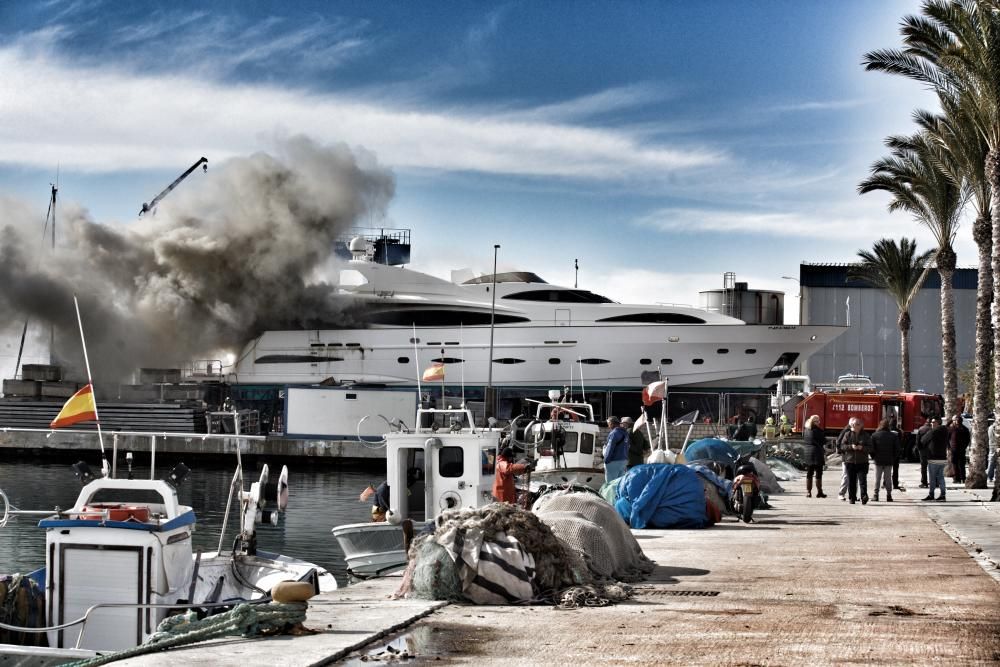 Arde un yate en el puerto pesquero de Alicante