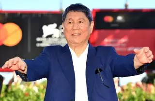 Takeshi Kitano arranca las carcajadas en Venecia