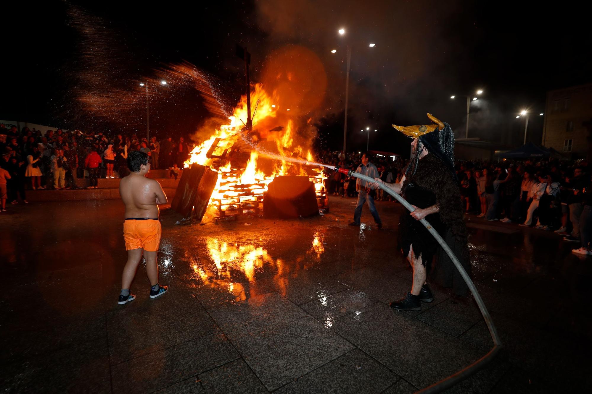 Miles de personas llenaron O Berbés durante la noche