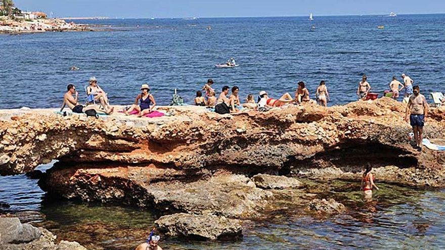 Bañistas, en Punta Negra, una de las calas de Les Rotes.