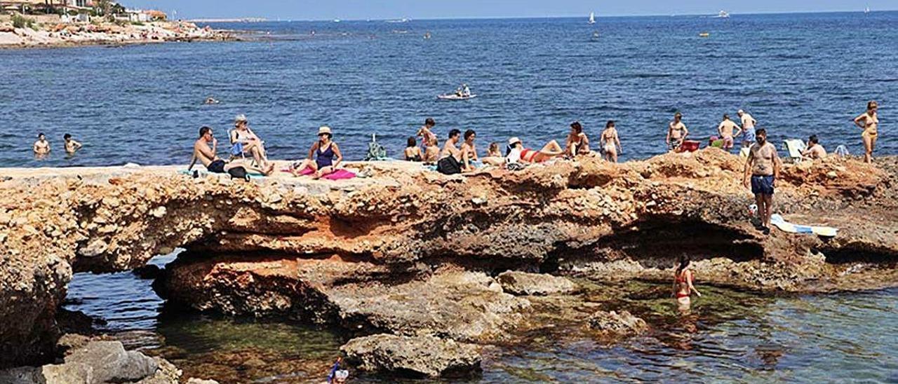 Bañistas, en Punta Negra, una de las calas de Les Rotes.