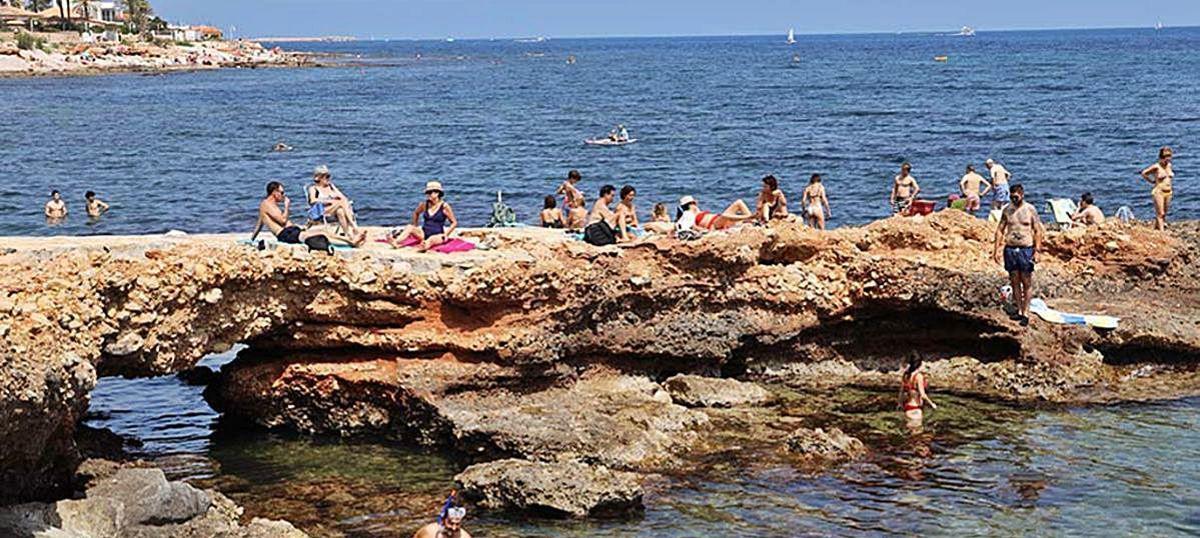 Bañistas, en Punta Negra, una de las calas de Les Rotes.