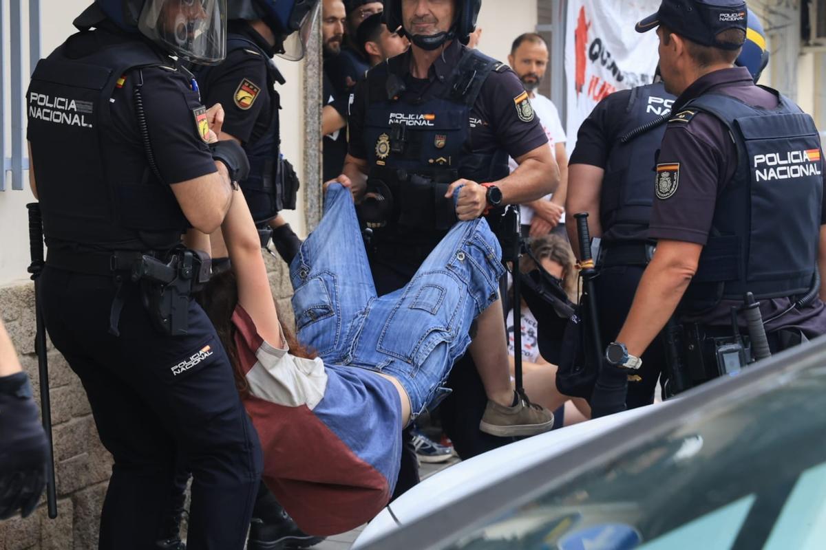 Tensión entre policías y manifestantes en un desalojo con dos menores en Alicante