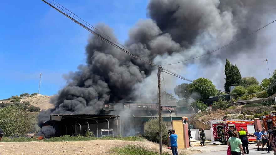 Un aparatoso incendio en una nave de frutas de Cabra quema dos camiones y un turismo