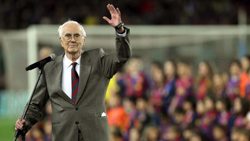 Josep Maria Espinàs, coautor del himno del Barça, en el Camp Nou (2013).