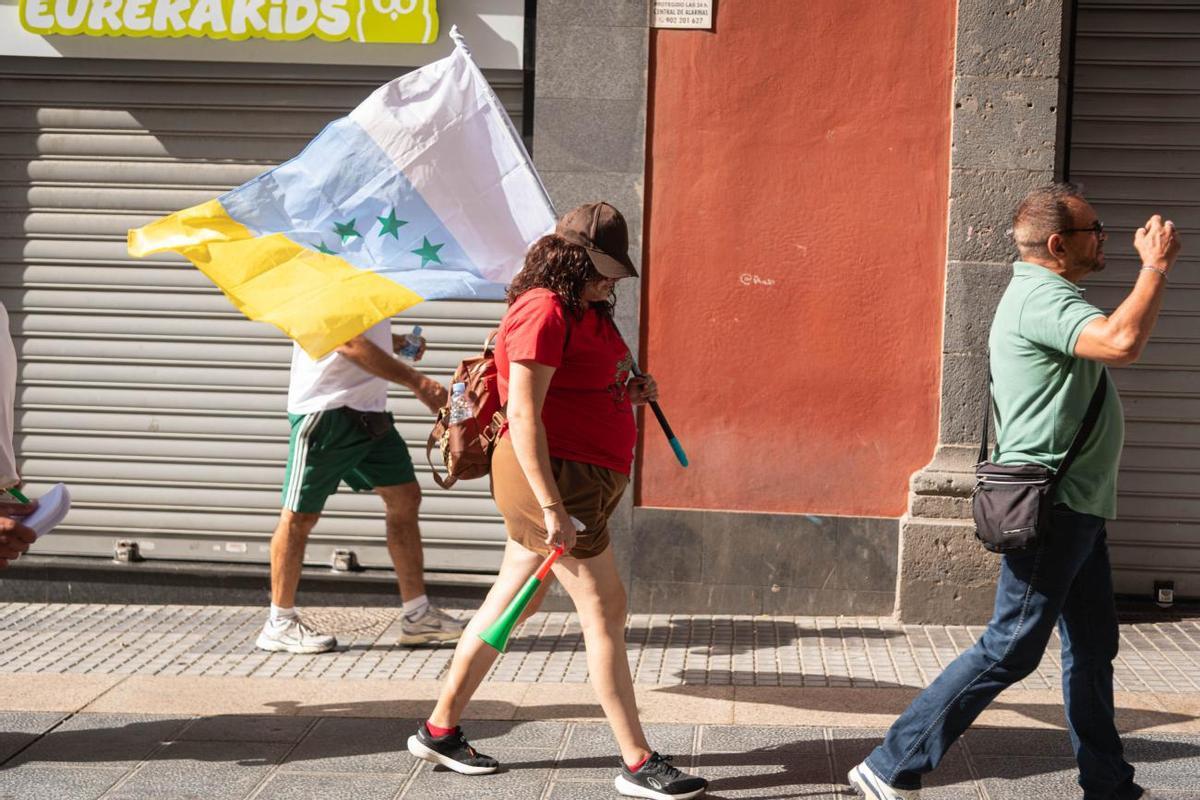 Vendedores del Rastro de Santa Cruz salen a la calle para pedir que los puestos vuelvan a la Recova