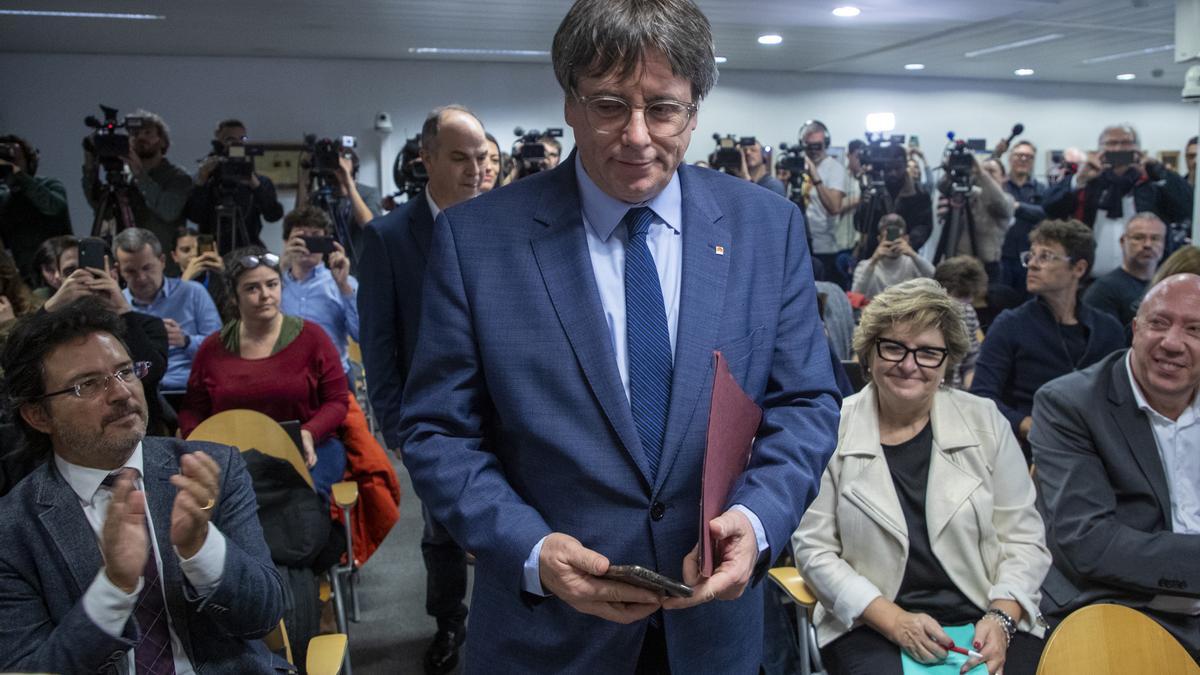 El expresidente de la Generalitat y eurodiputado de Junts, Carles Puigdemont, a su llegada para comparecer en una rueda de prensa