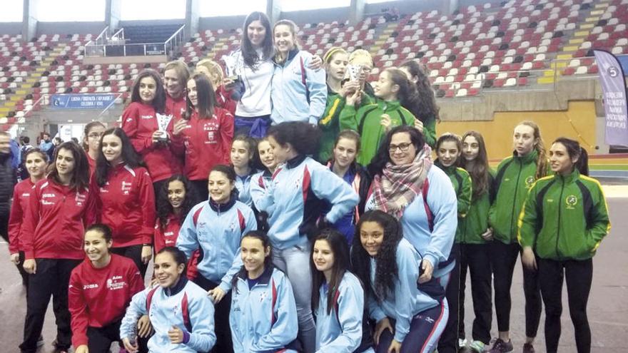 Las integrantes del Celta femenino, en el centro, ayer en el podio del Palacio de Deportes de A Coruña.
