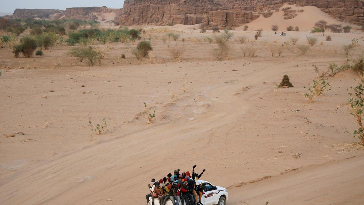 Un grupo de migrantes cruzan el desierto del Sáhara en Libia a bordo de una 'pick up'.