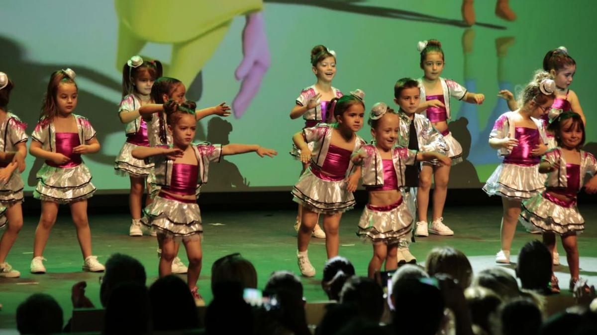 Los más pequeños de la escuela de baile Salsón, durante su actuación en el Ramos Carrión. | Jose Luis Fernández