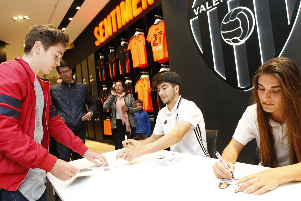 Carlos Soler desata la locura en la Megastore