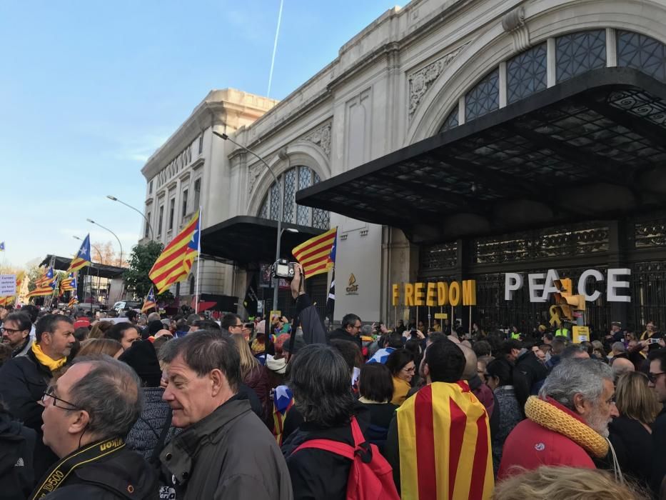 Tensió i enfrontaments entre Mossos i manifestants al centre de Barcelona