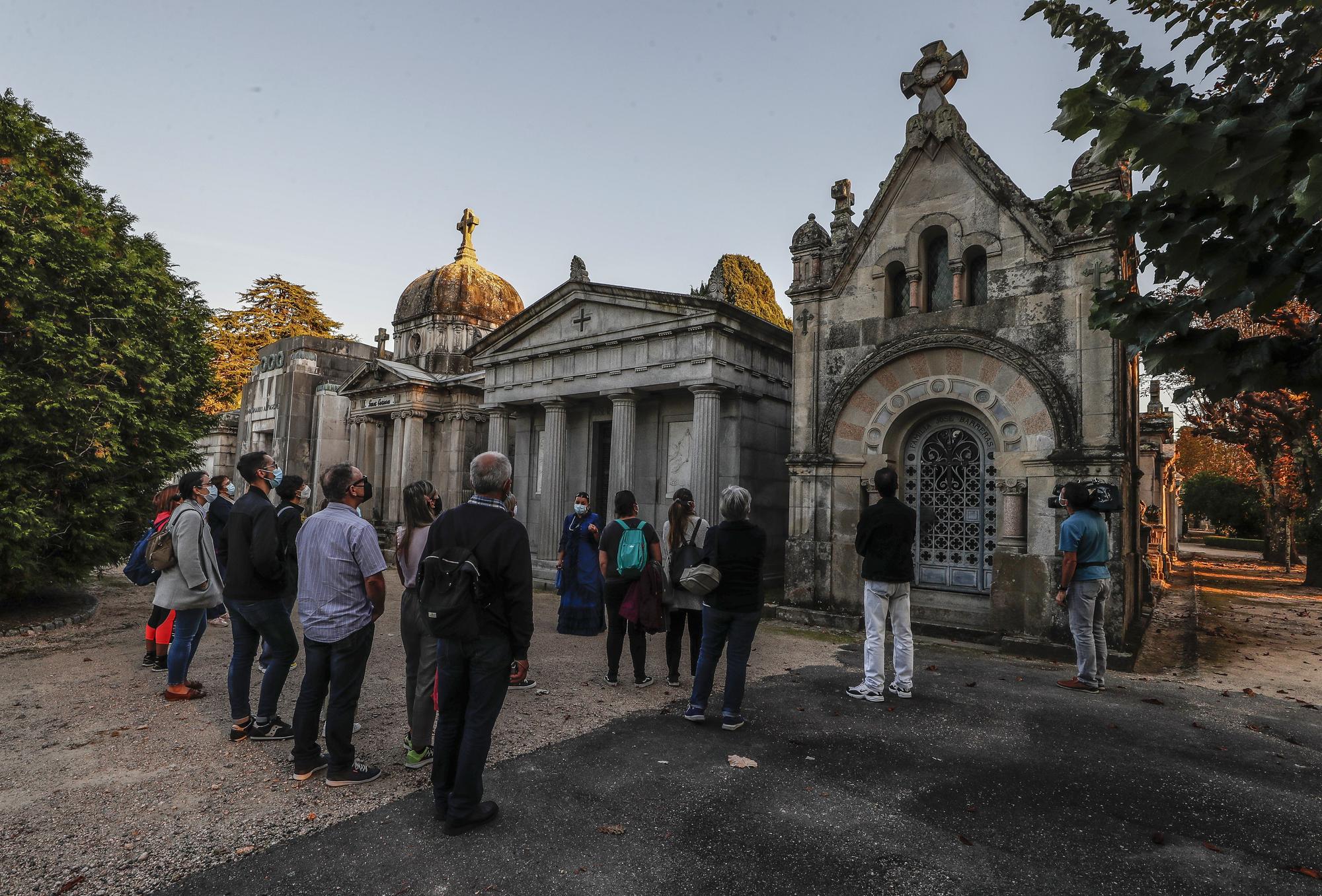 Los habitantes más ilustres del cementerio de Pereiró muestran sus 'aposentos'