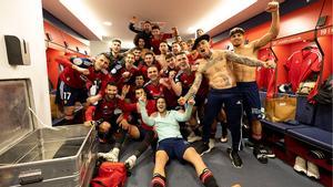 La plantilla de Osasuna celebra el pase a las semifinales de la Copa del Rey tras vencer al Sevilla en El Sadar