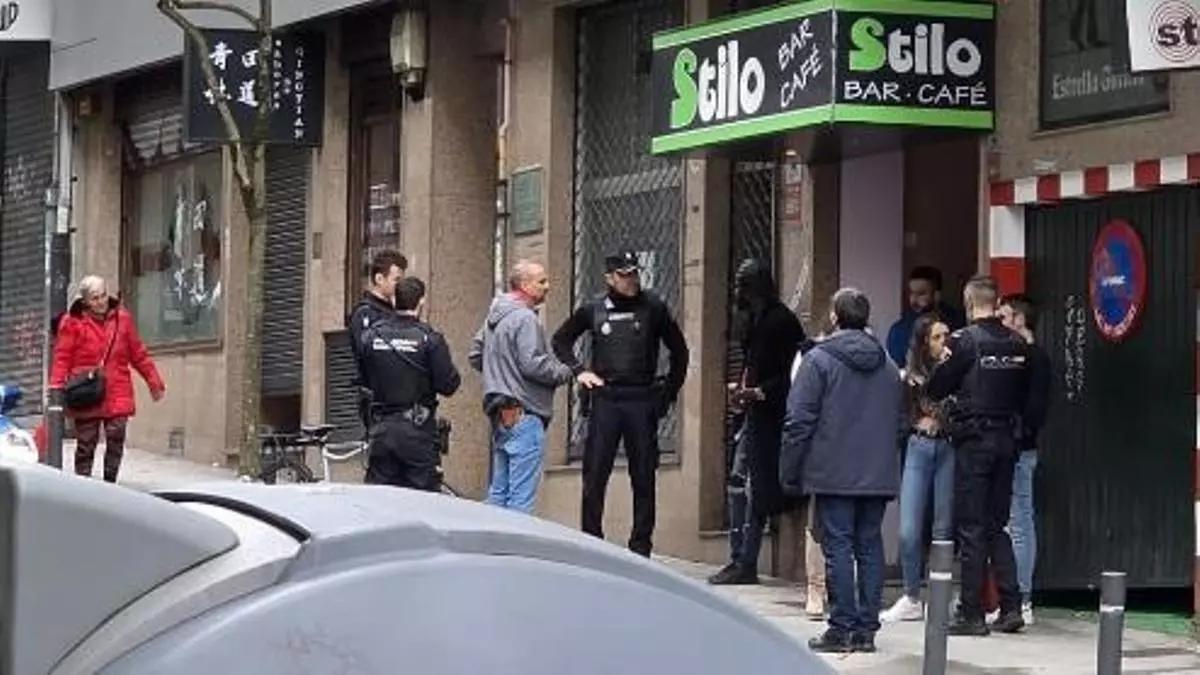 Efectivos de la Policía Nacional, este domingo, a las puertas del pub Stilo.