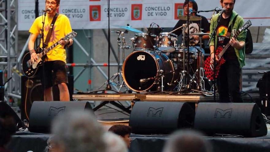 Uno de los grupos, ayer, durante el concierto en Porta do Sol. // J. Lores