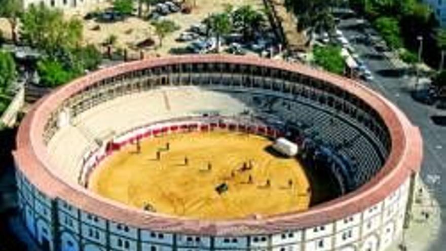 Cultura abordará la acesibilidad y mejora de la plaza de toros