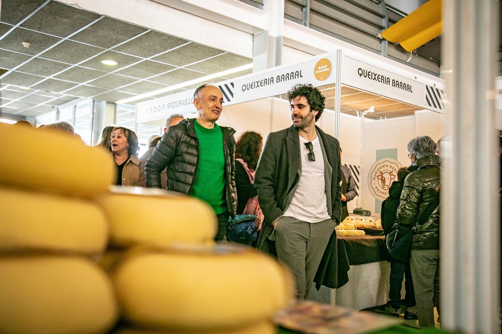 El actor compostelano y autoridades probando los quesos la 48 Festa do Queixo de Arzúa