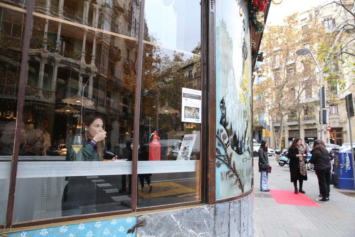 El colmado Murrià, establecimiento emblemático de Barcelona, reabierto como charcutería-restaurante.