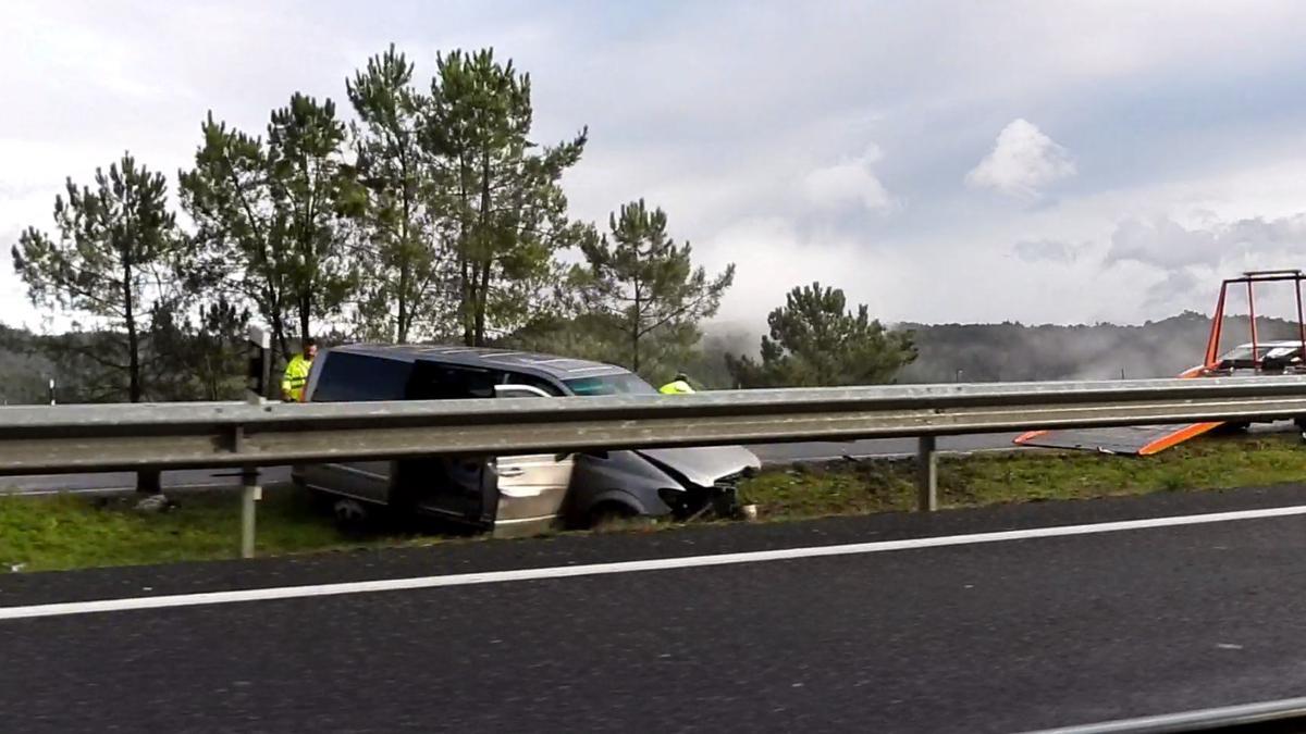 El vehículo siniestrado en la A-52.