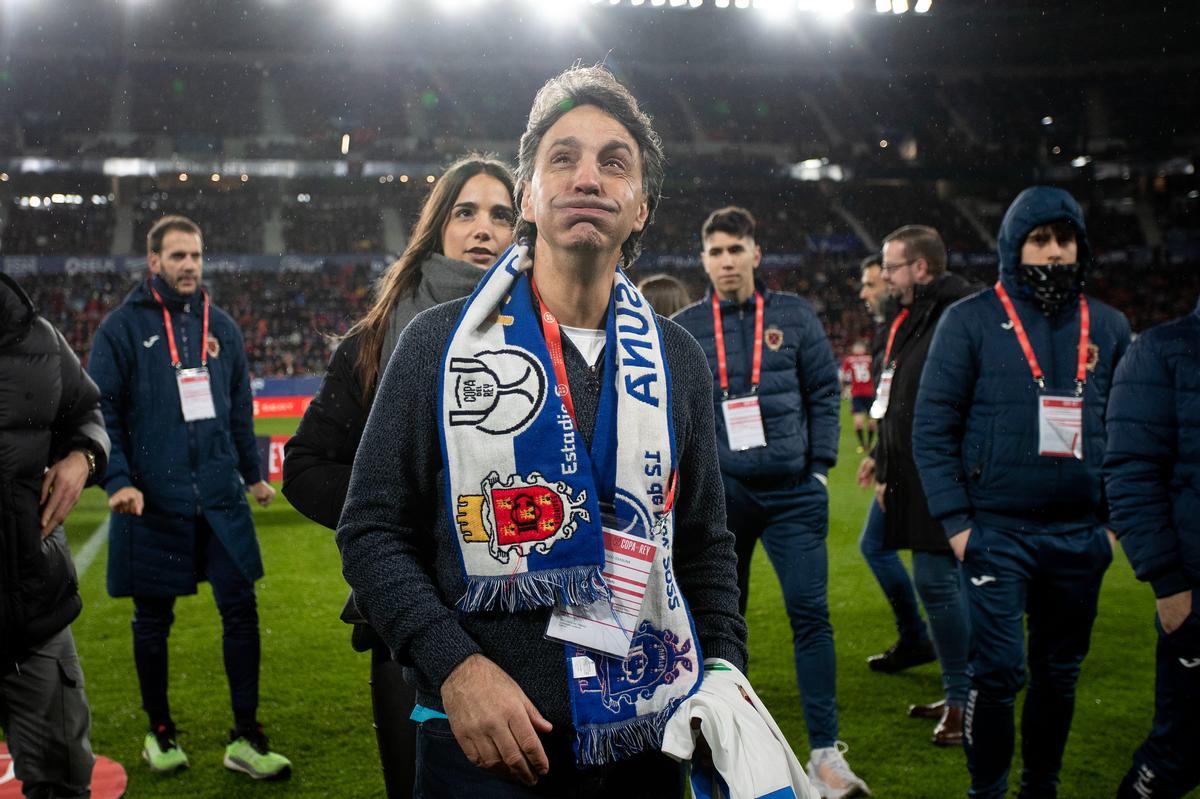 El padre de Luismi, visiblemente emocionado, por el homenaje de Osasuna a su hijo fallecido