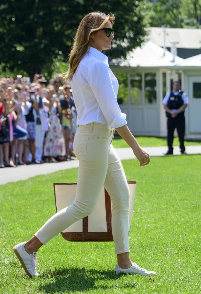 Melania Trump con un look casual y bolso maxi antes de embarcar en el avión presidencial para un fin de semana de vacaciones