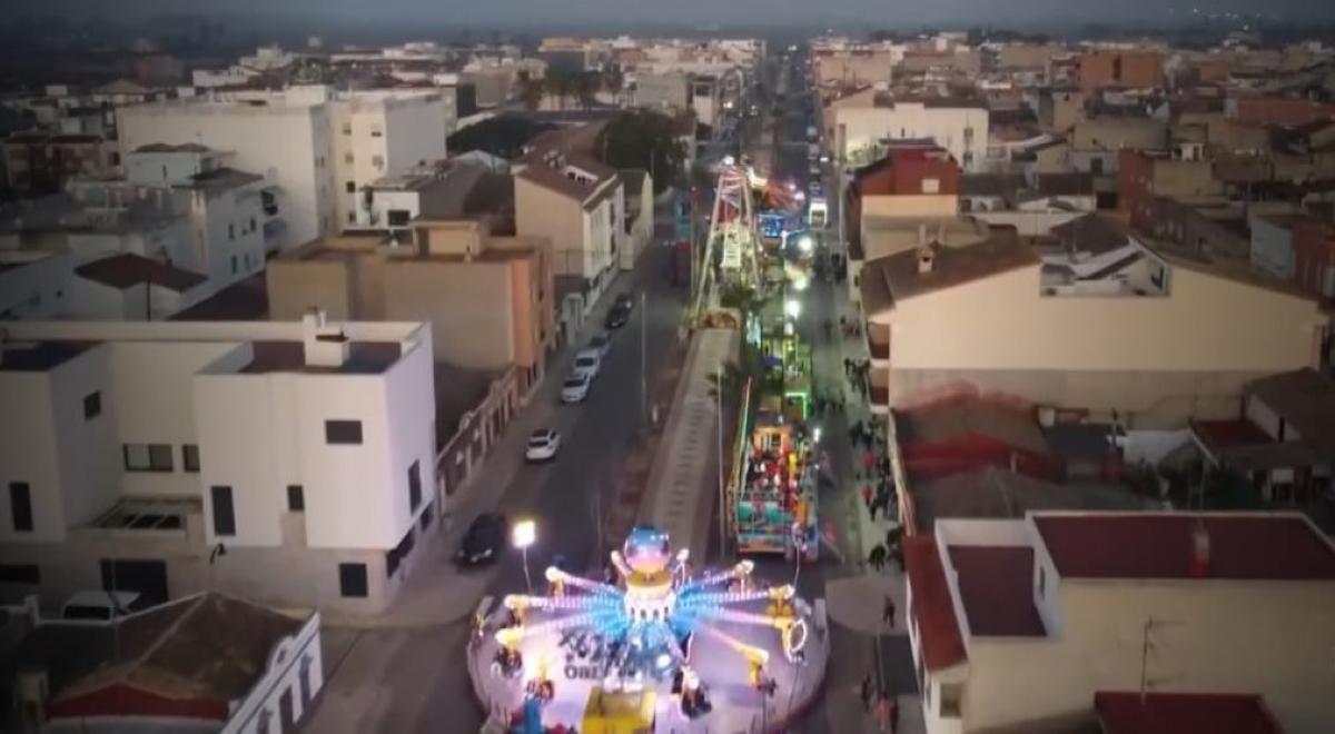 Vista aérea de las atracciones de feria instaladas en la Gran Vía.