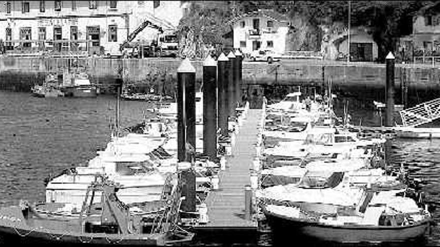 Nuevos pantalanes instalados en el puerto de Luarca, ayer.