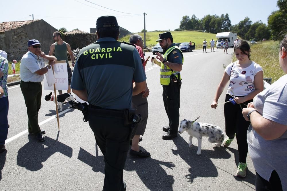 Concentración de los vecinos de Bayas, en Castrillón, contra la presencia de perros en la playa