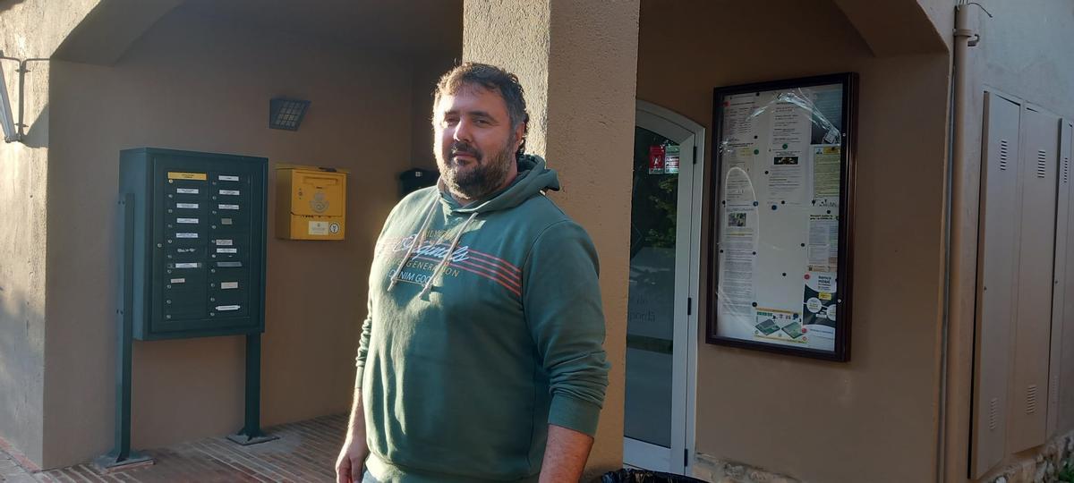 Guillem Xavier Segura, a l’exterior de l’ajuntament de Siurana d’Empordà.