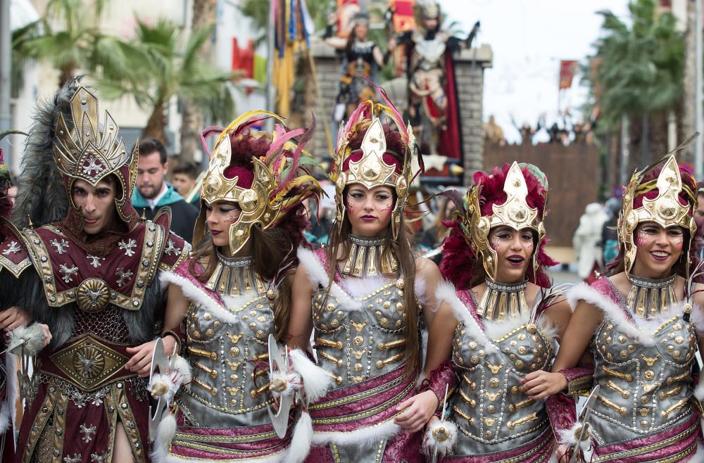 Los bailes y los trajes de los componentes de las comparsas llenaron la calle Alicante y la avenida Ancha de Castelar de colorido y originalidad.