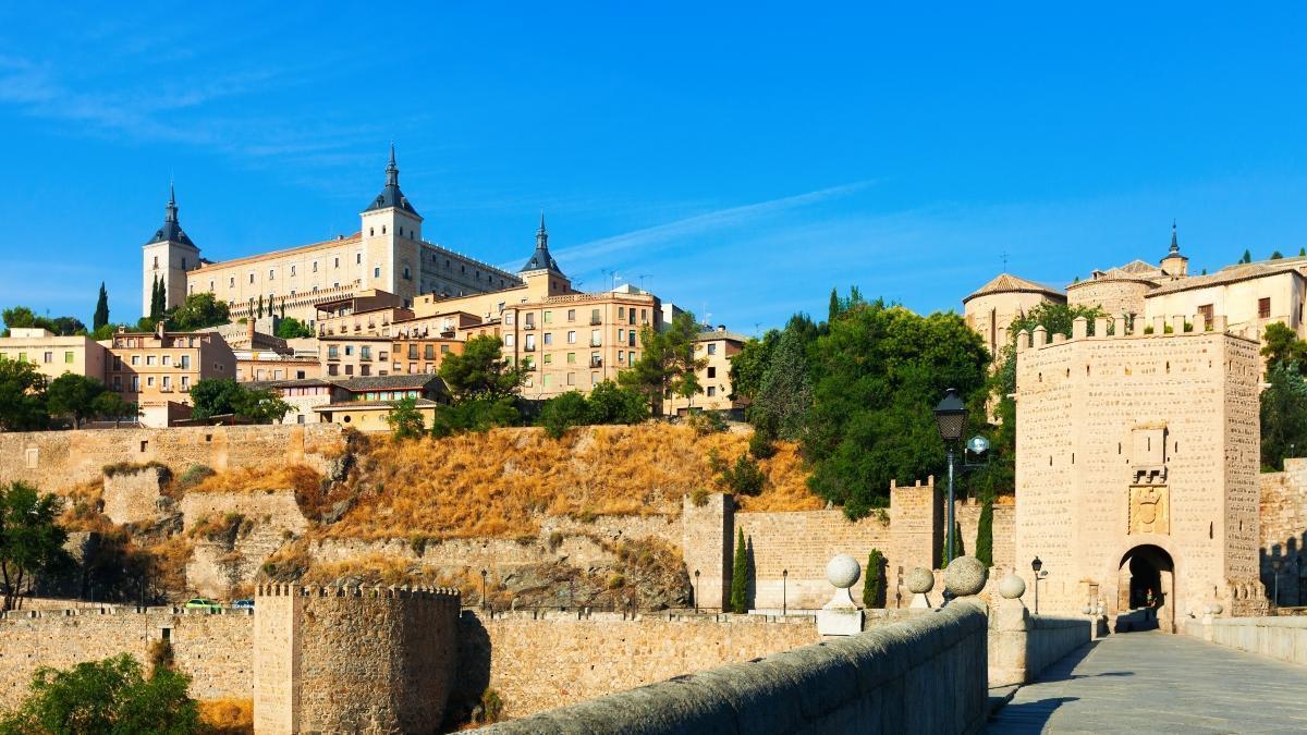 Vista del Alcázar de Toledo desde el Puente de Alcántara, en Toledo