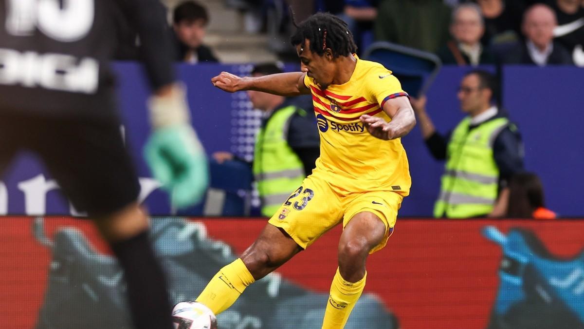 Koundé, ante el Espanyol