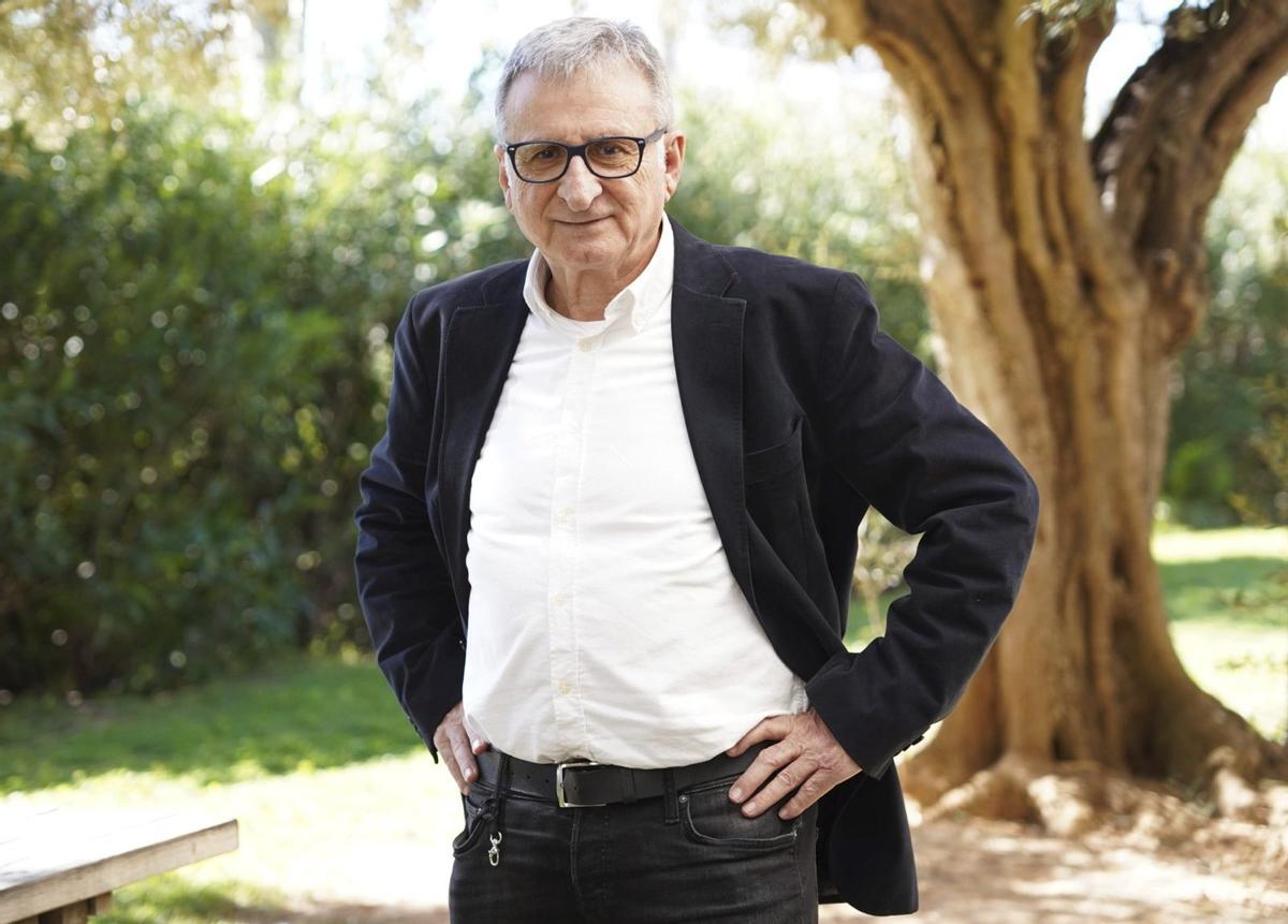 El historiador y profesor de la UIB, Bartomeu Carrió, autor de ‘Gabriel Comas, un artista ignorat’ posa para la entrevista para este diario.