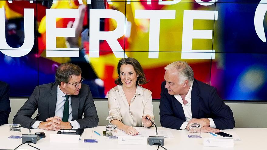 El líder del PP, Alberto Núñez Feijóo, junto a Cuca Gamarra y Esteban González Pons.