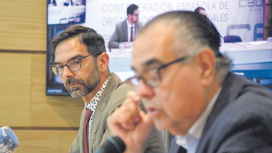 José Carlos Francisco, en primer término, y José Miguel González, ayer en la presentación del informe de coyuntura.