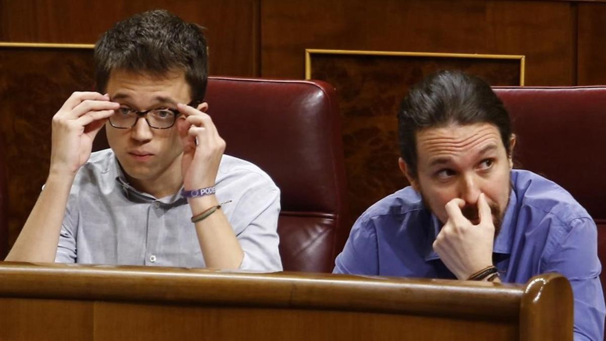 Pablo Iglesias e Íñigo Errejón en su escaño este miércoles durante el pleno del Congreso.