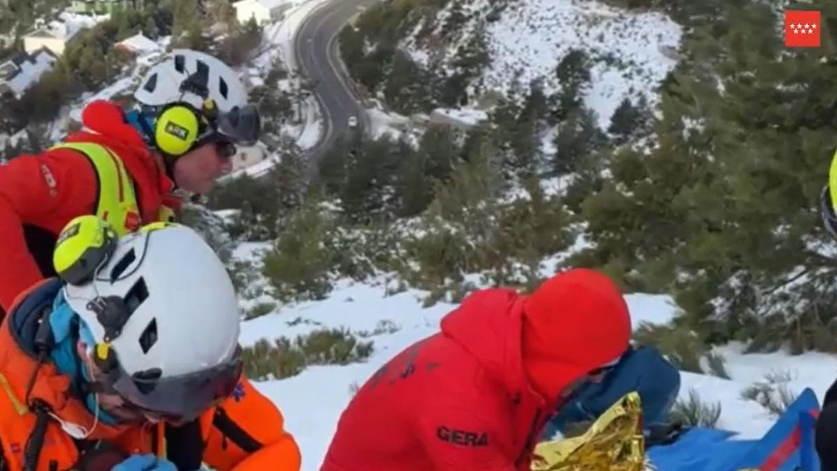 Rescatan en la sierra de Madrid a una mujer de 29 años con una fractura de tibia y peroné