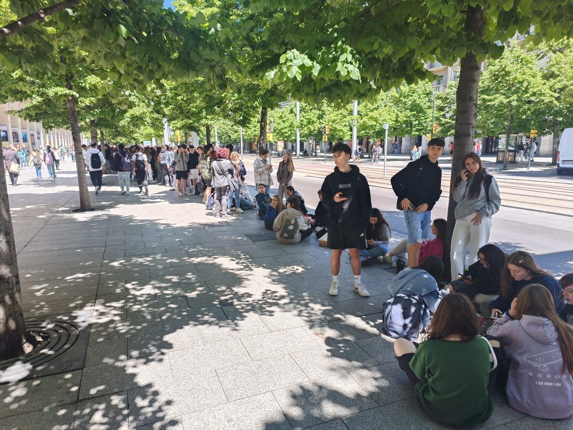 De calle Cádiz a plaza España: miles de jóvenes hacen fila para comprar las entradas de Espacio Zity en Zaragoza